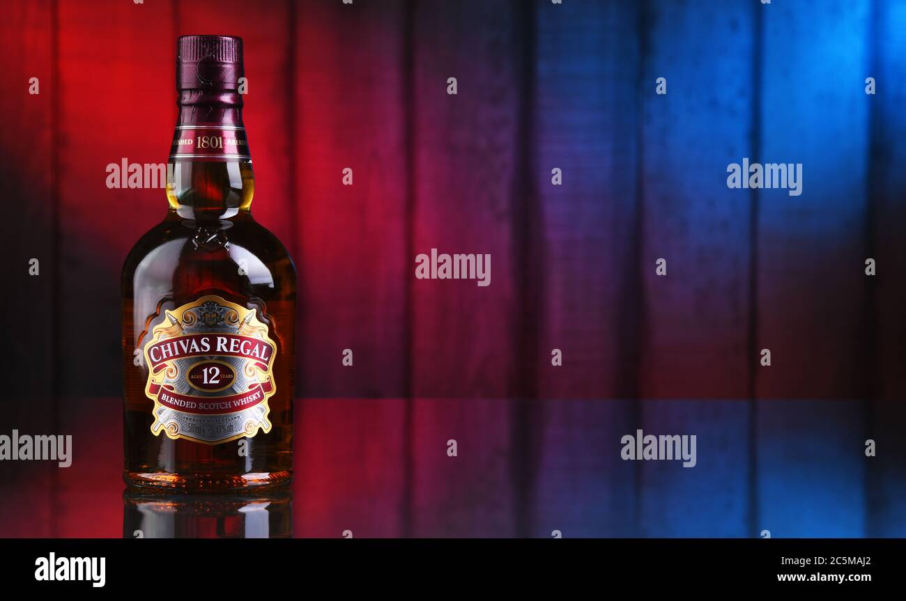POZNAN, POL - 10 JANVIER 2020 : bouteille de Chivas Regal 12, un whisky écossais mélangé à base de whiskies, mûrit pendant au moins 12 ans, produit par Chivas BR Banque D'Images