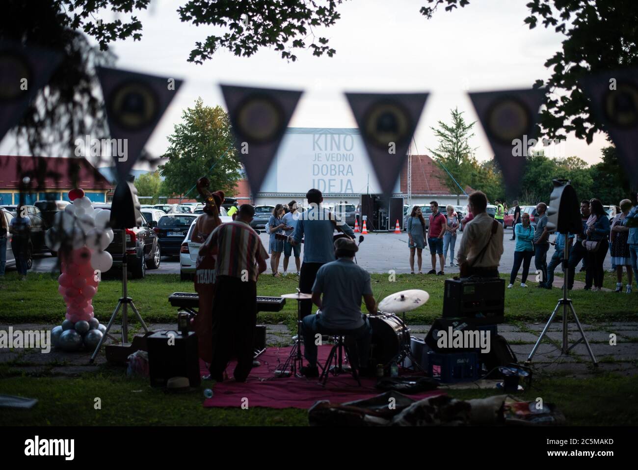 Ptuj, Slovénie. 03ème juillet 2020. Un groupe de musique Joe et The Rhythm Boys se sont présentés avant la projection du film « Grease » avec John Travolta et Olivia Newton-John dans un parking de cinéma temporaire. En raison de la propagation du coronavirus (COVID-19), le City Cinema a organisé une projection en plein air. Crédit : SOPA Images Limited/Alamy Live News Banque D'Images