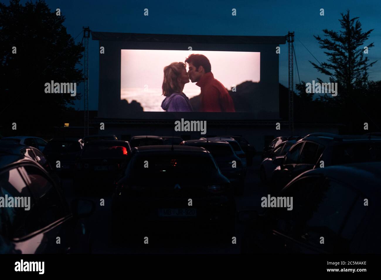 Ptuj, Slovénie. 03ème juillet 2020. Les gens dans leur voiture regardent un film "Grease" avec John Travolta et Olivia Newton-John dans un parking de cinéma temporaire en voiture.en raison de la propagation du coronavirus (COVID-19) le City Cinema a organisé une projection en plein air. Crédit : SOPA Images Limited/Alamy Live News Banque D'Images