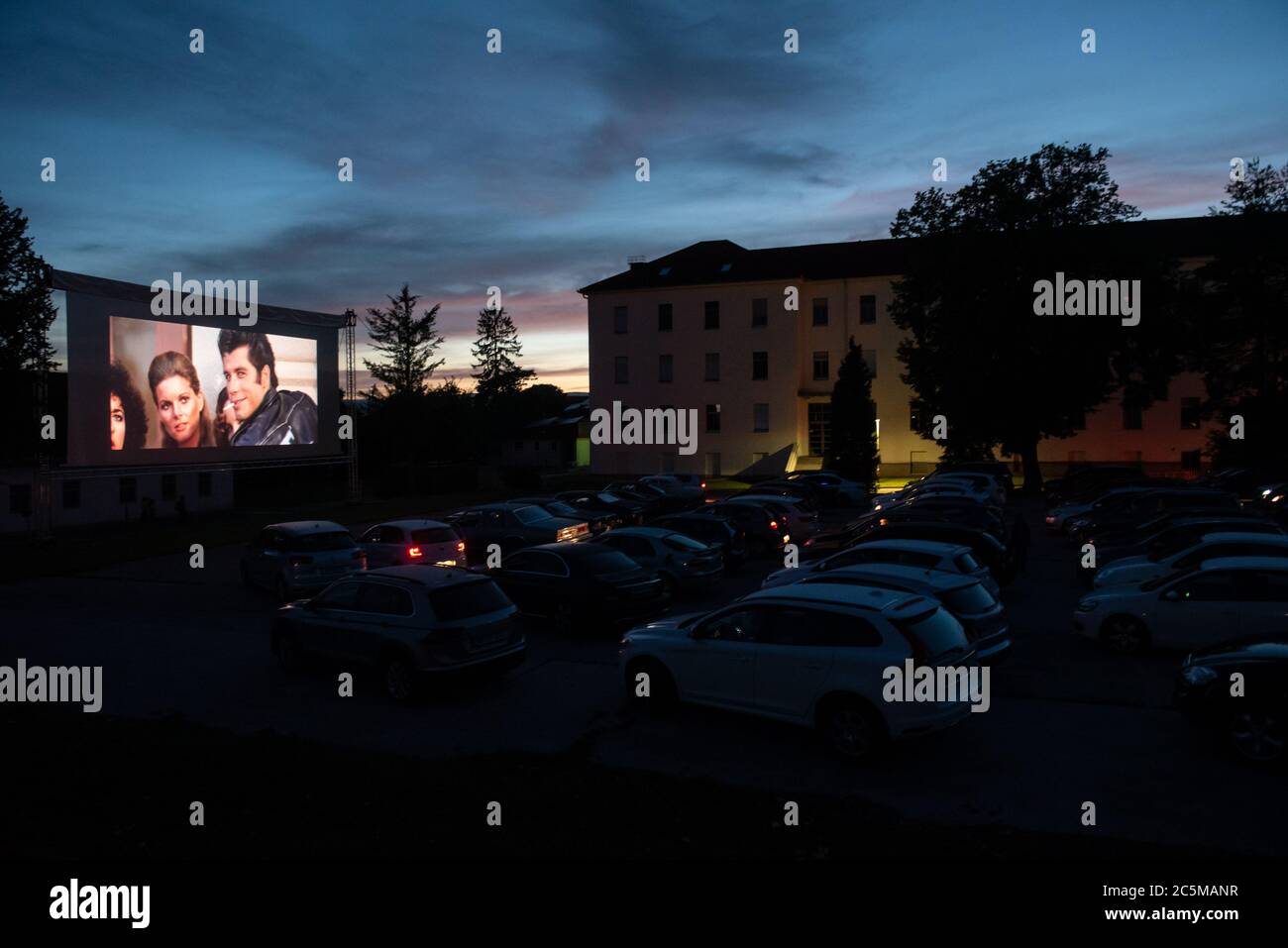 Ptuj, Slovénie. 03ème juillet 2020. Les gens dans leur voiture regardent un film "Grease" avec John Travolta et Olivia Newton-John dans un parking de cinéma temporaire en voiture.en raison de la propagation du coronavirus (COVID-19) le City Cinema a organisé une projection en plein air. Crédit : SOPA Images Limited/Alamy Live News Banque D'Images