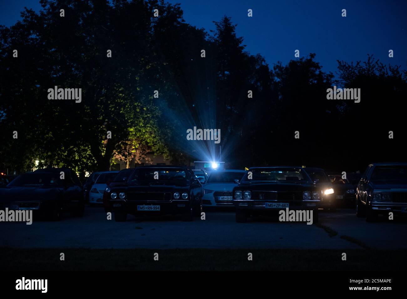 Ptuj, Slovénie. 03ème juillet 2020. Les gens dans leur voiture regardent un film "Grease" avec John Travolta et Olivia Newton-John dans un parking de cinéma temporaire en voiture.en raison de la propagation du coronavirus (COVID-19) le City Cinema a organisé une projection en plein air. Crédit : SOPA Images Limited/Alamy Live News Banque D'Images