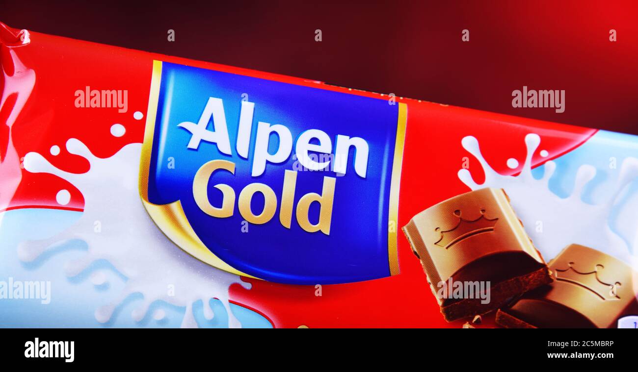 POZNAN, POL - APR 7, 2020: Barres de chocolat d'Alpen Gold, marque populaire de produits de confiserie par Kraft Foods Banque D'Images