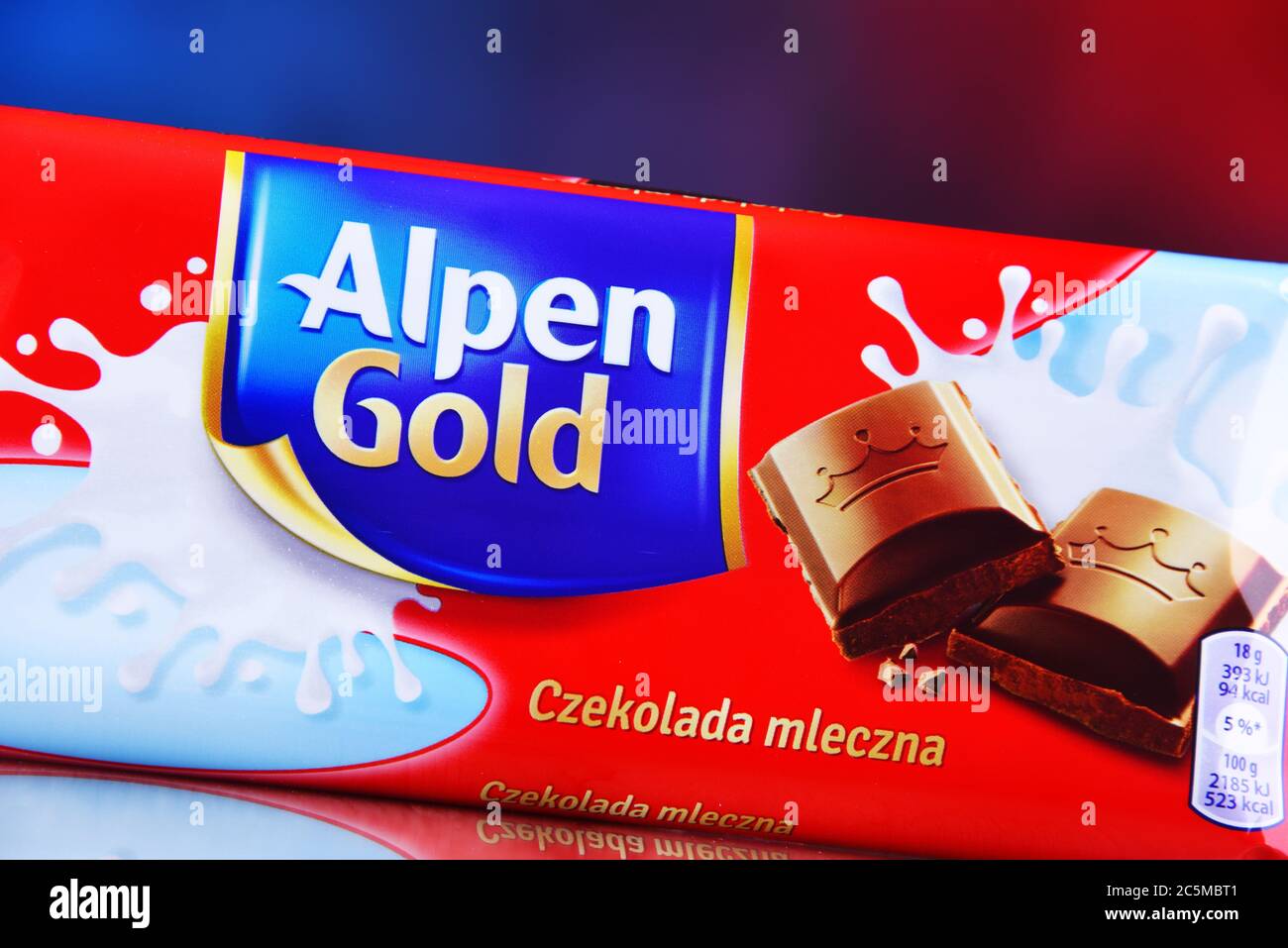POZNAN, POL - APR 7, 2020: Barres de chocolat d'Alpen Gold, marque populaire de produits de confiserie par Kraft Foods Banque D'Images