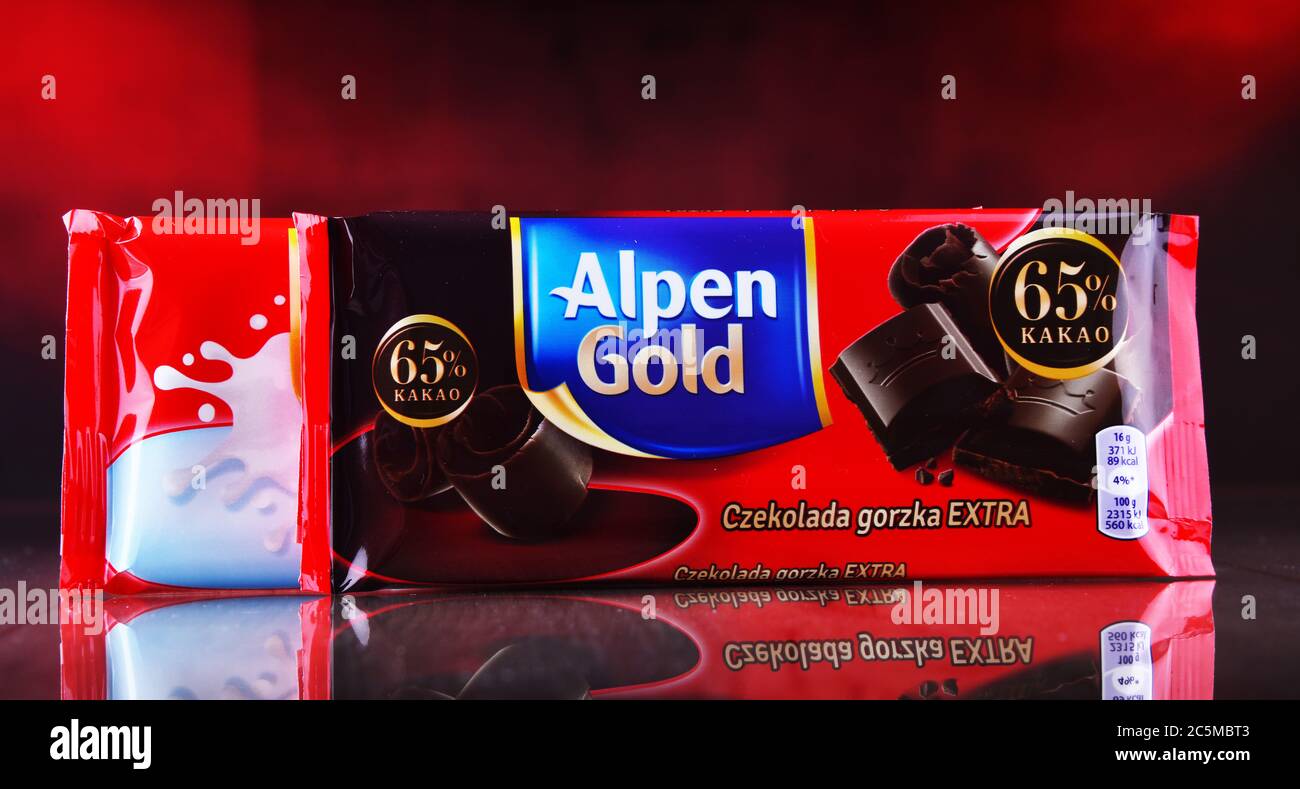 POZNAN, POL - APR 7, 2020: Barres de chocolat d'Alpen Gold, marque populaire de produits de confiserie par Kraft Foods Banque D'Images
