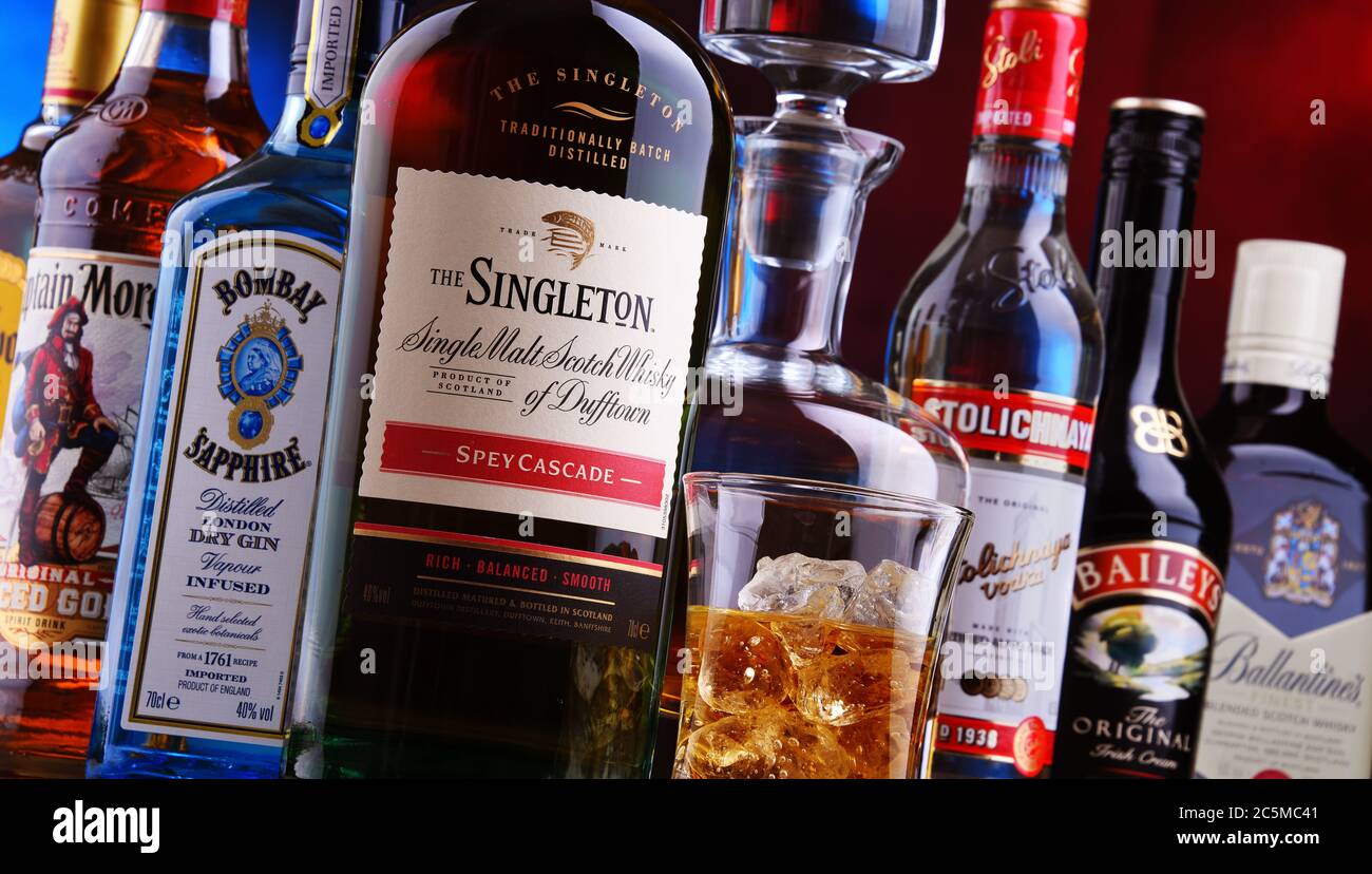 POZNAN, POL - APR 16, 2020 : bouteilles de diverses marques internationales de spiritueux durs, dont le whisky, la vodka, la tequila et le gin Banque D'Images