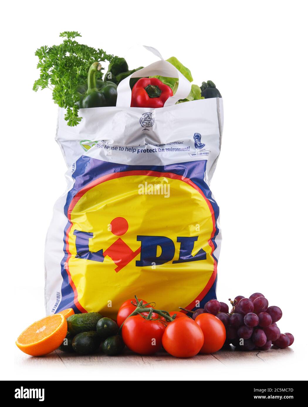 POZNAN, POL - APR 29, 2020: Sac de shopping de Lidl, une chaîne de supermarchés à prix réduit, basée à Neckarsulm, Allemagne, qui exploite plus de 10,000 magasins acros Banque D'Images