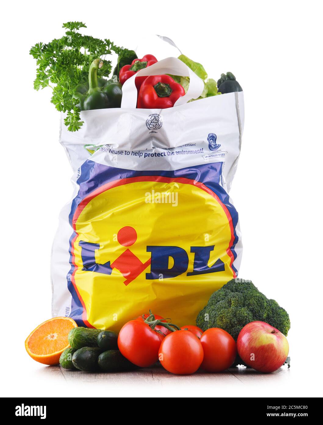 POZNAN, POL - APR 29, 2020: Sac de shopping de Lidl, une chaîne de supermarchés à prix réduit, basée à Neckarsulm, Allemagne, qui exploite plus de 10,000 magasins acros Banque D'Images