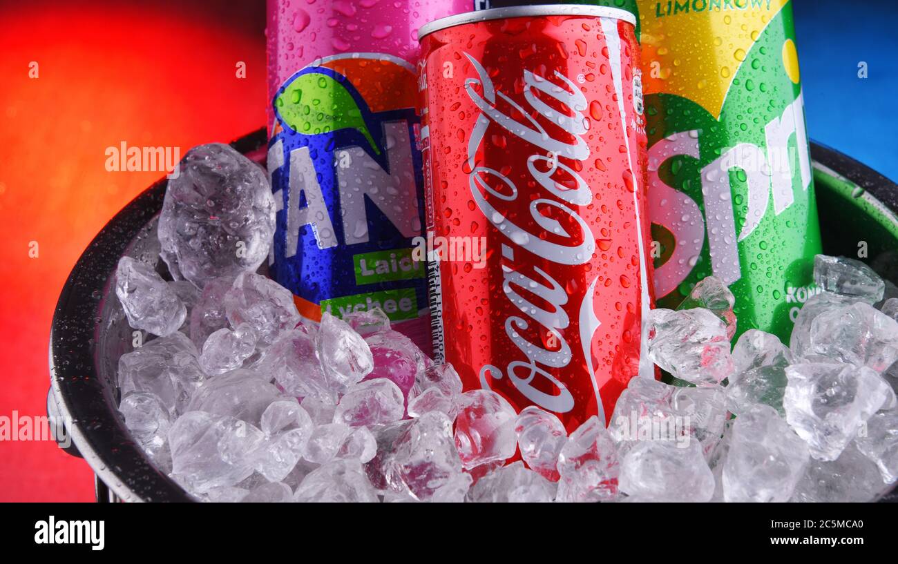 POZNAN, POL - 15 MAI 2020 : cannettes de Coke, Fanta et Sprite, les marques phares de Coca Cola Company, société multinationale américaine de boissons, HE Banque D'Images