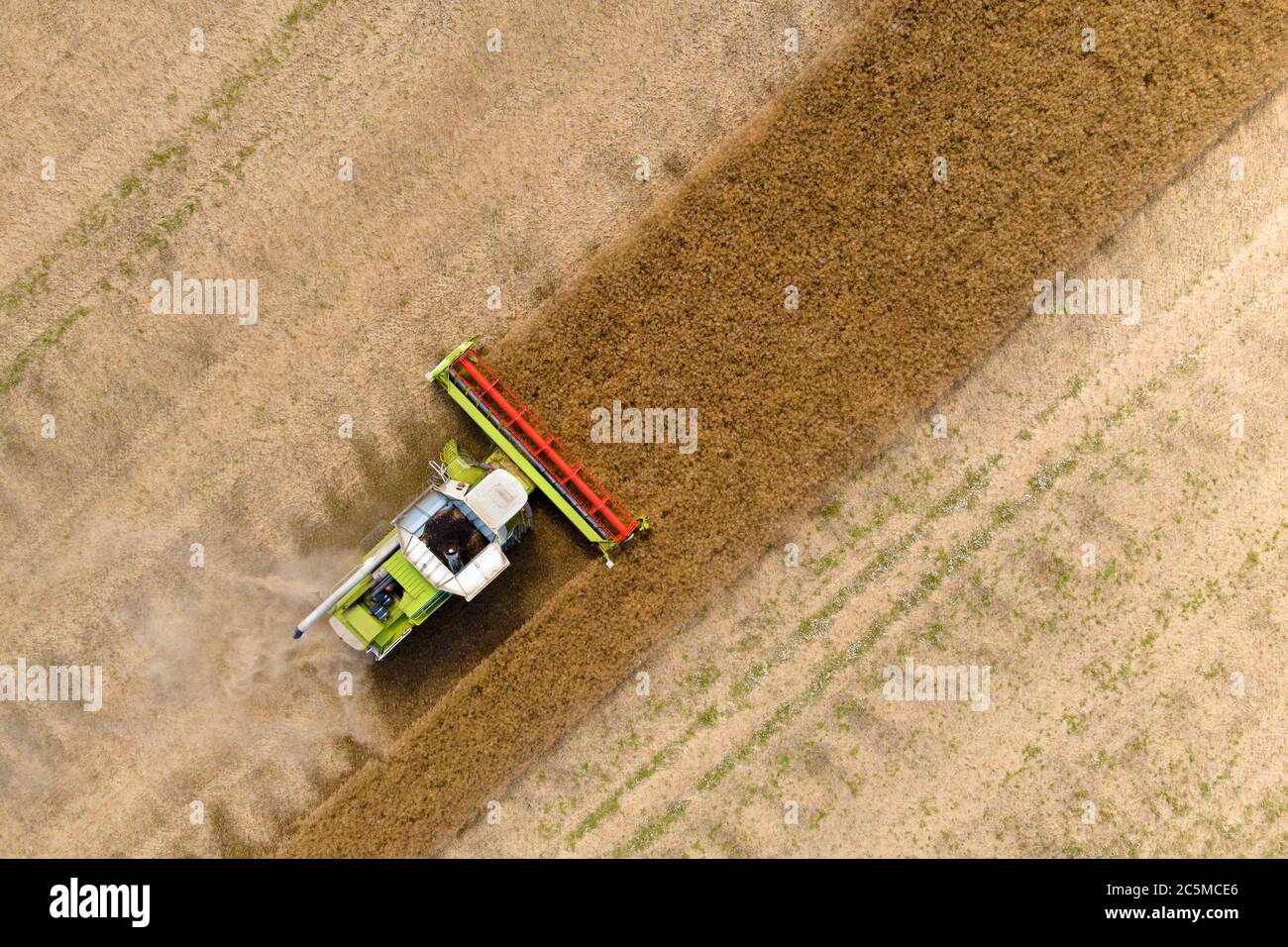 vue aérienne d'une moissonneuse-batteuse travaillant dans un champ Banque D'Images