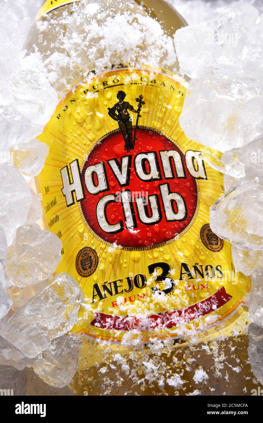 POZNAN, POL - 28 MAI 2020 : Bottle of Havana Club, une marque de rhum créée à Cuba en 1934, aujourd'hui l'une des marques de rhum les plus vendues au monde Banque D'Images