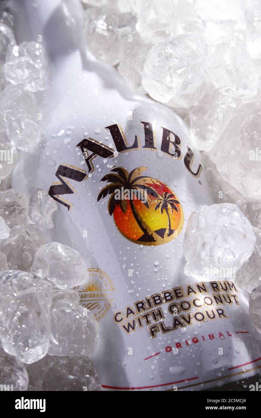 POZNAN, POL - 28 MAI 2020 : bouteille de Malibu Rum, liqueur aromatisée à base de rhum, fabriquée à partir d'extrait naturel de noix de coco, produite par West Indies Rum Distile Banque D'Images