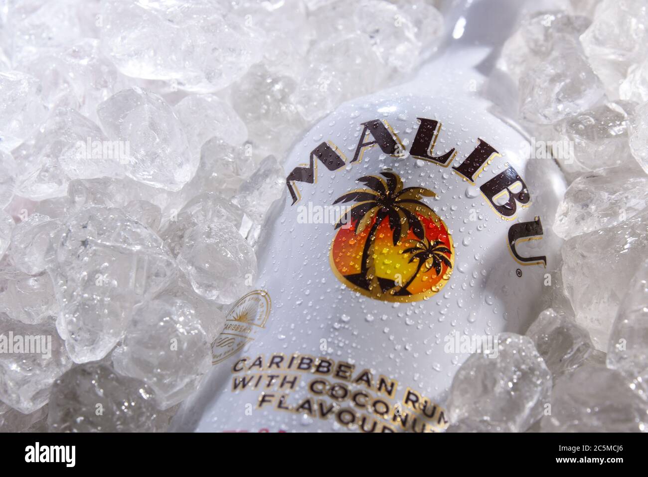 POZNAN, POL - 28 MAI 2020 : bouteille de Malibu Rum, liqueur aromatisée à base de rhum, fabriquée à partir d'extrait naturel de noix de coco, produite par West Indies Rum Distile Banque D'Images
