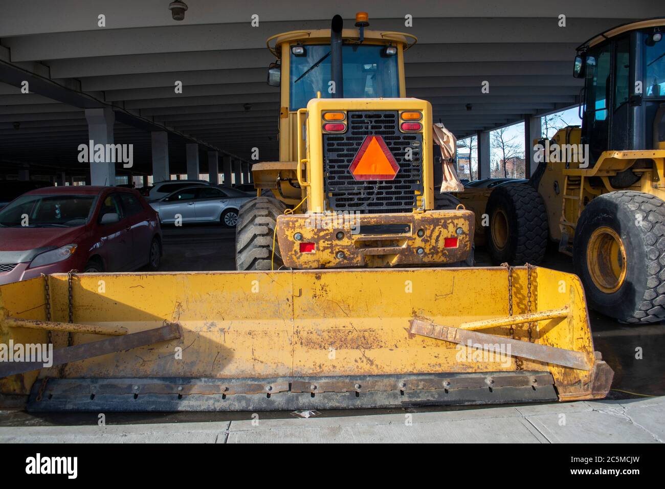 Tracteur de chasse-neige en ville Parkade Banque D'Images