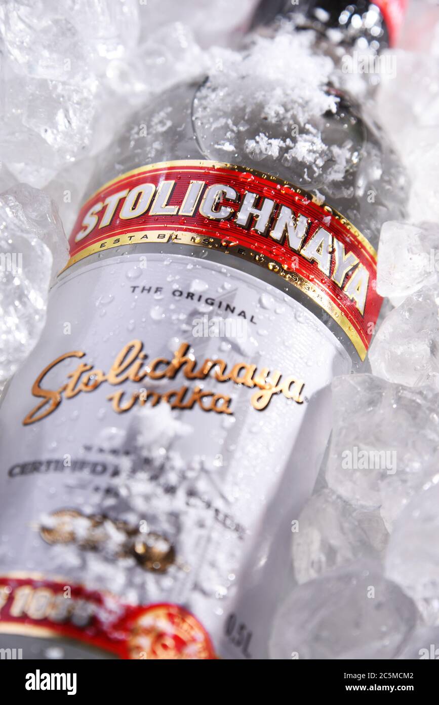 POZNAN, POL - 28 MAI 2020 : bouteille de Stolichnaya, marque populaire de vodka russe faite de blé et de grain de seigle Banque D'Images