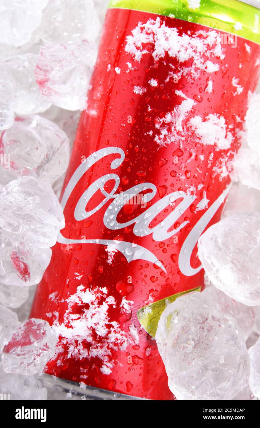 POZNAN, POL - 10 JUIN 2020 : CAN de Coca-Cola, une boisson gazeuse fabriquée par la Coca-Cola Company dont le siège est situé à Atlanta, en Géorgie, aux États-Unis Banque D'Images