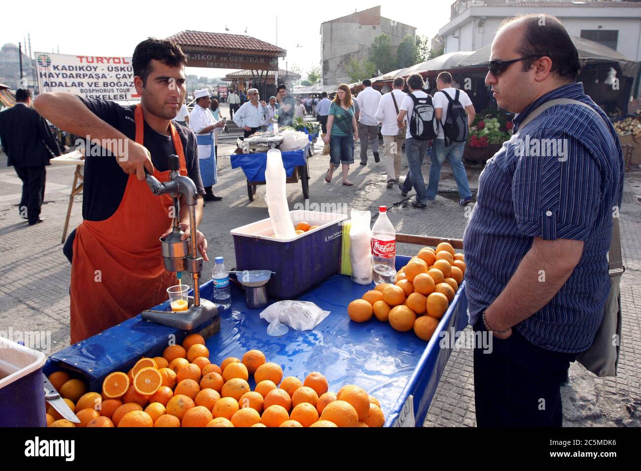 Un homme qui presse le jus d'une orange dans un stand situé à côté de la  Corne d'Or dans le district de Karakoy à Istanbul en Turquie Photo Stock -  Alamy