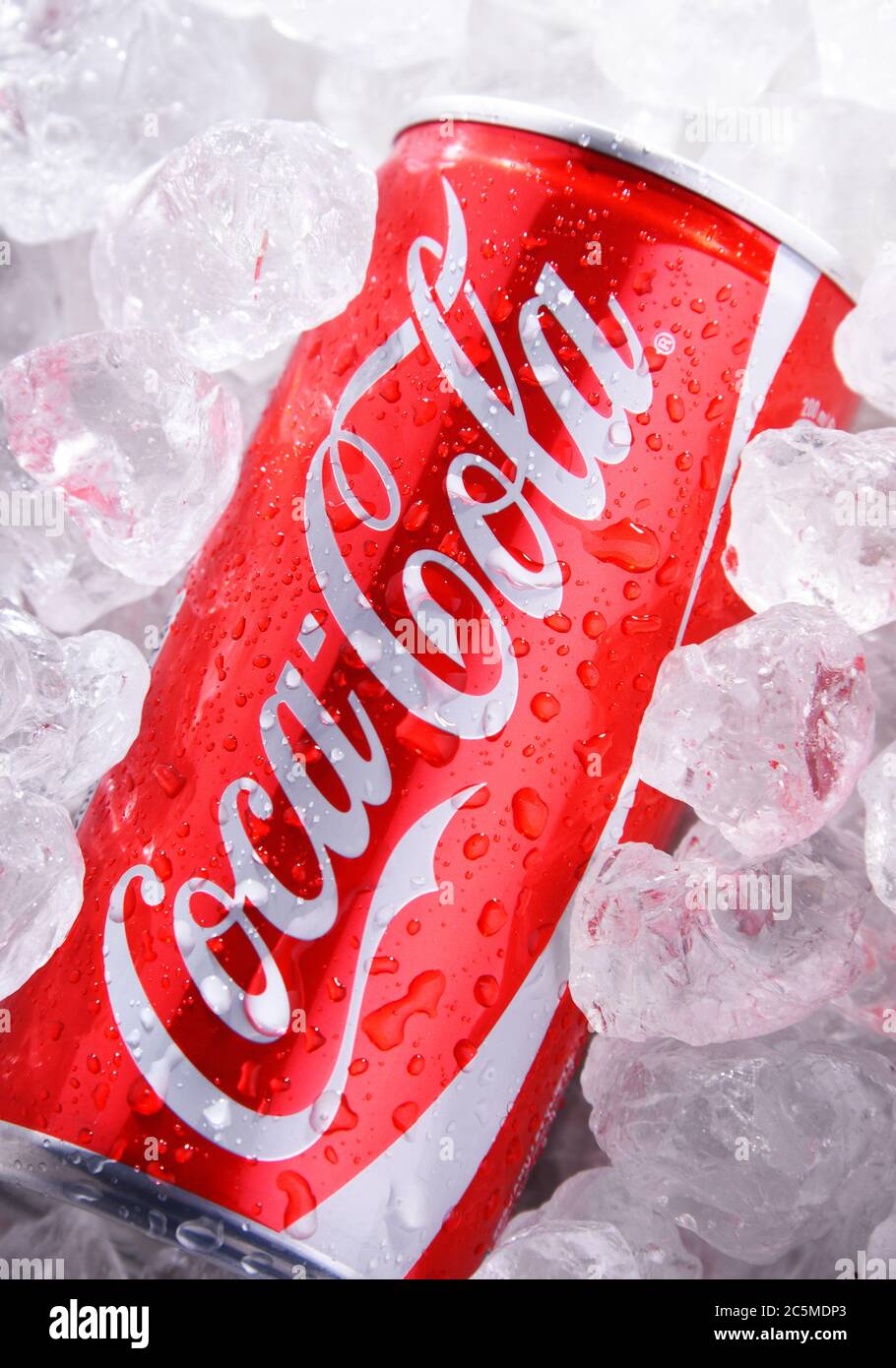 POZNAN, POL - 10 JUIN 2020 : CAN de Coca-Cola, une boisson gazeuse fabriquée par la Coca-Cola Company dont le siège est situé à Atlanta, en Géorgie, aux États-Unis Banque D'Images