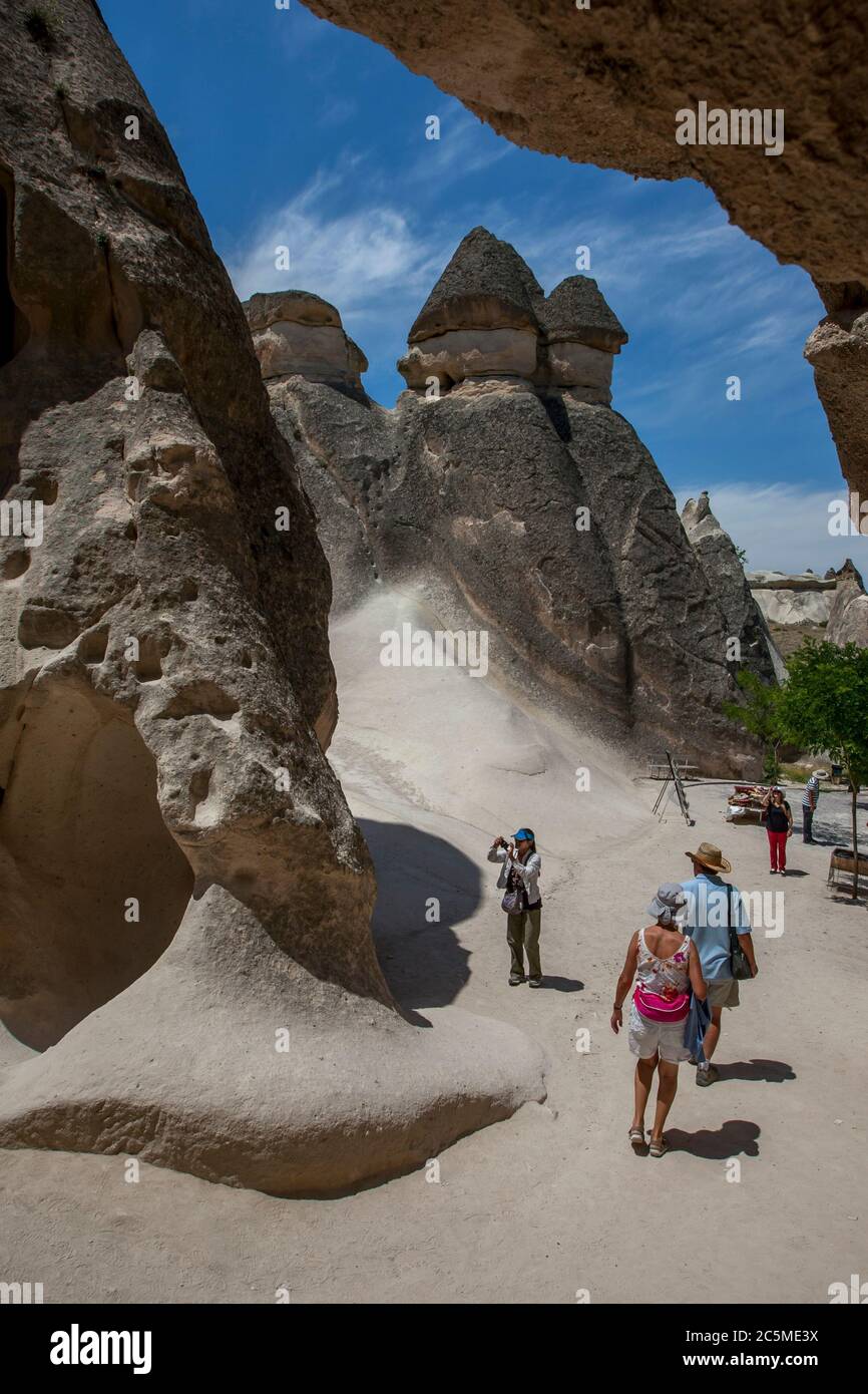 Les touristes admirent le paysage unique de la cheminée de fées à Pasabagi près de Zelve dans la région de Cappadoce en Turquie. Banque D'Images