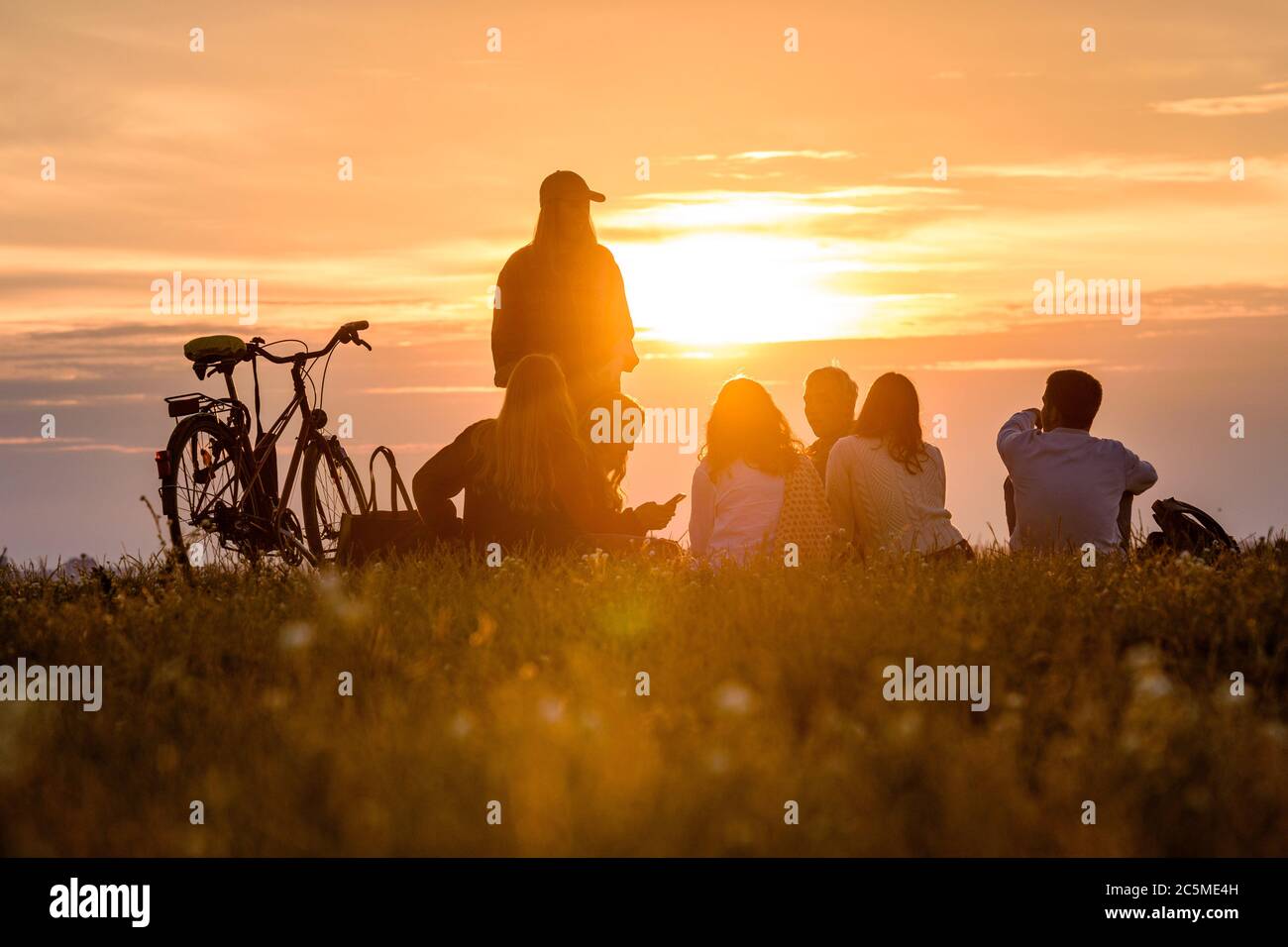 Berlin, Berlin, Allemagne. 3 juillet 2020. Un groupe de jeunes apprécient les heures du soir juste avant le coucher du soleil sur le Drachenberg, haut de 99 mètres, une élévation dans le quartier de Charlottenburg-Wilmersdorf à Berlin. Comme le voisin Teufelsberg, le Drachenberg a été créé à partir de gravats après la Seconde Guerre mondiale et est aujourd'hui un point de vue populaire. Crédit : Jan Scheunert/ZUMA Wire/Alay Live News Banque D'Images