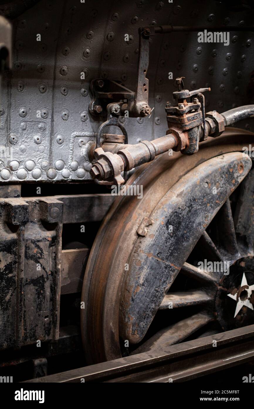 Vieilles vannes, jauges et pièces métalliques rouillées sur une locomotive à vapeur ancienne Banque D'Images
