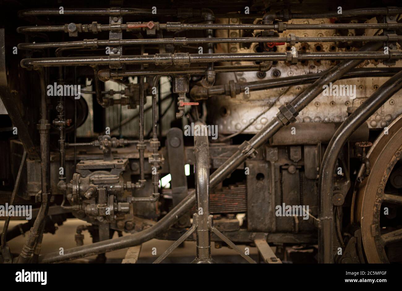 Vieilles vannes, jauges et pièces métalliques rouillées sur une locomotive à vapeur ancienne Banque D'Images