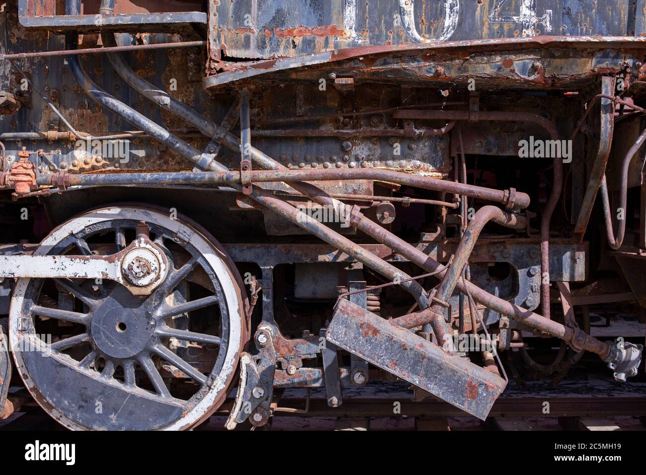 Vieilles vannes, jauges et pièces métalliques rouillées sur une locomotive à vapeur ancienne Banque D'Images
