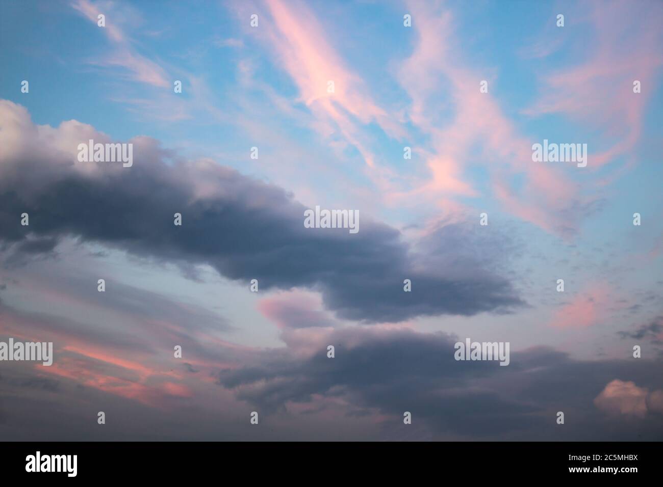 De beaux nuages dans le ciel. le Gods s'illuminent sur fond. Motif des nuages dans le ciel. Banque D'Images