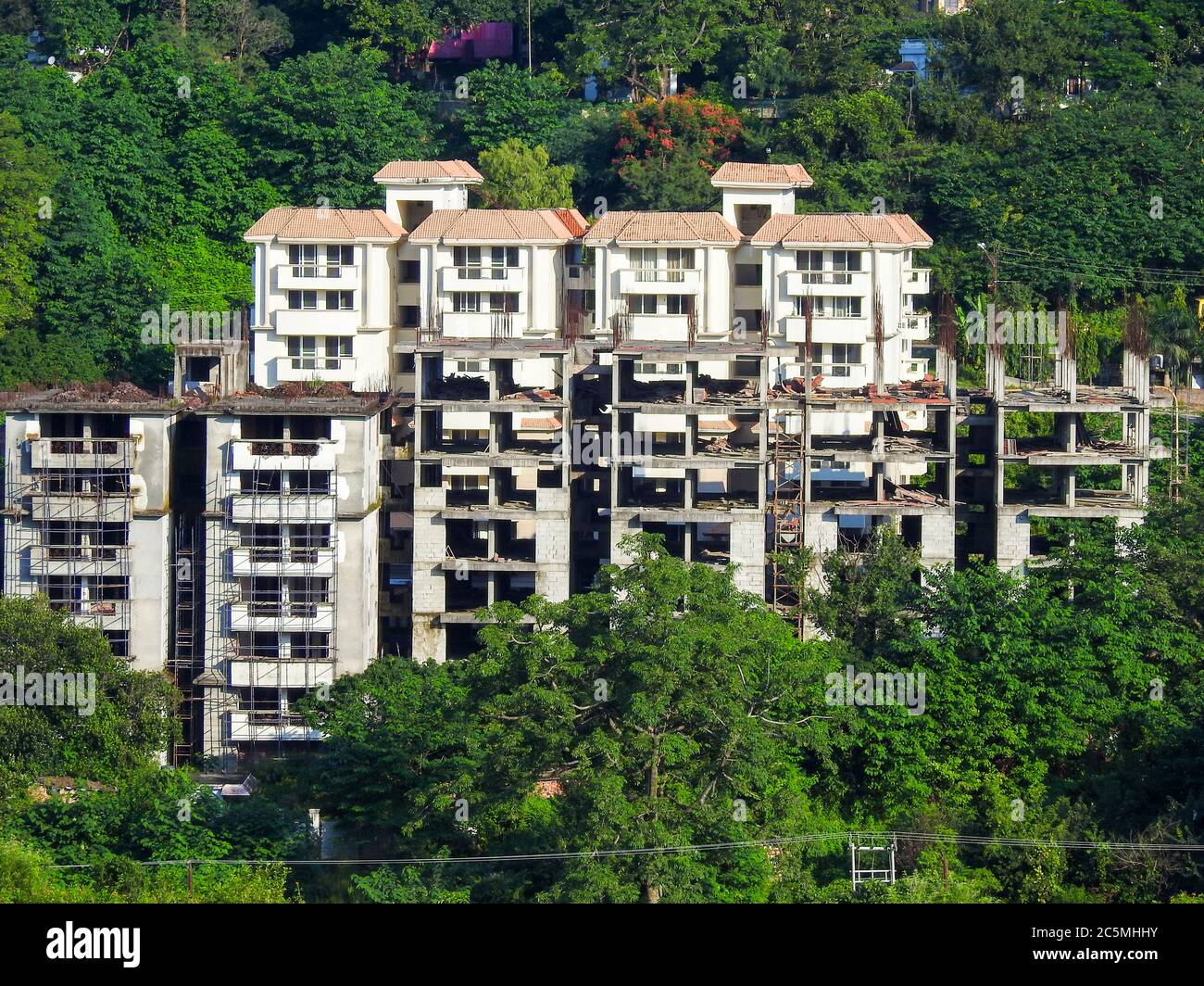 ÉDITORIAL DU: 24 septembre 2019 LIEU : Dehradun Uttarakhand India. Un bâtiment en construction au milieu de la forêt. Un bel exemple Banque D'Images
