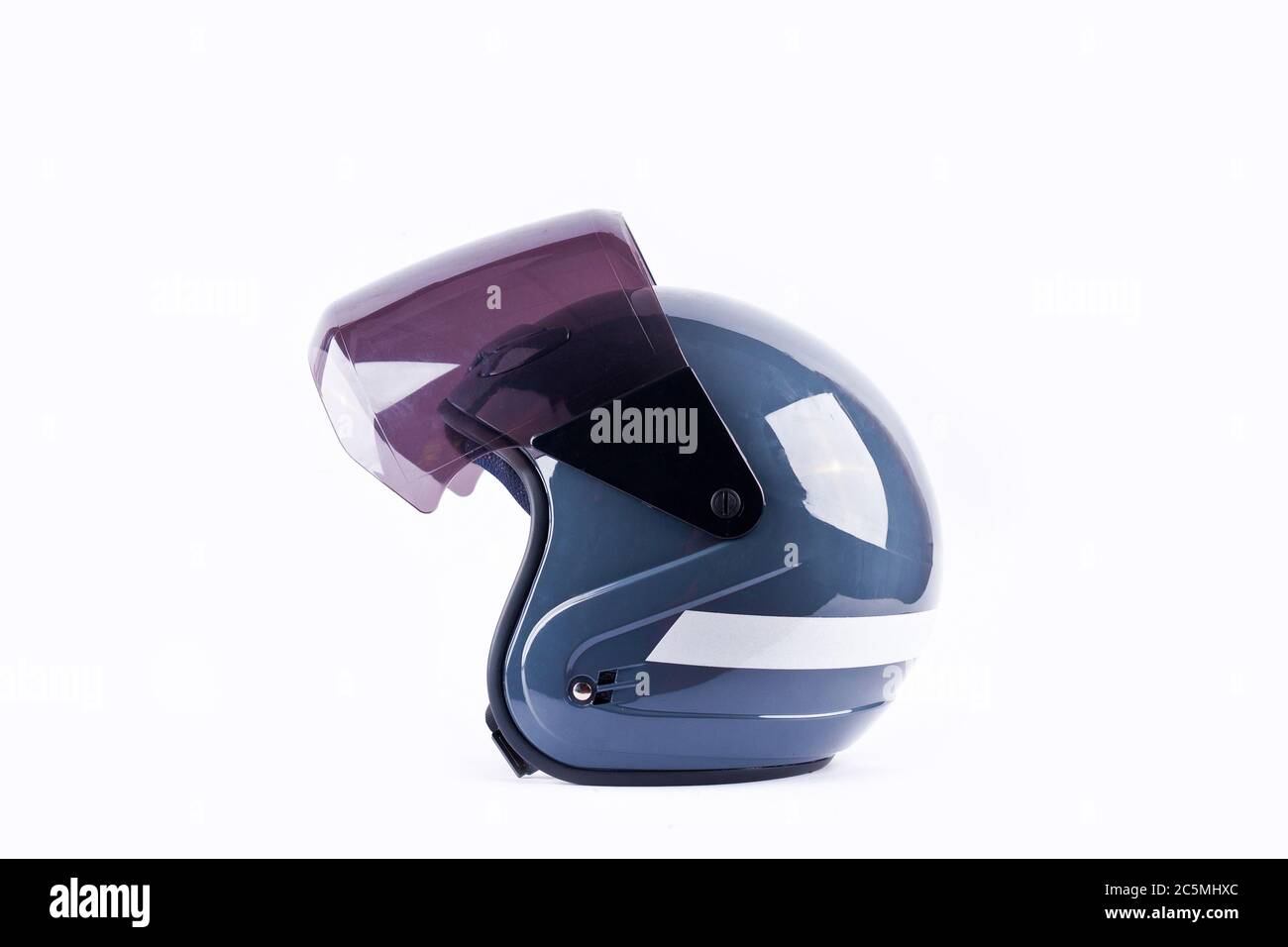 casque de moto bleu vue latérale sur fond blanc casque objet de sécurité isolé Banque D'Images