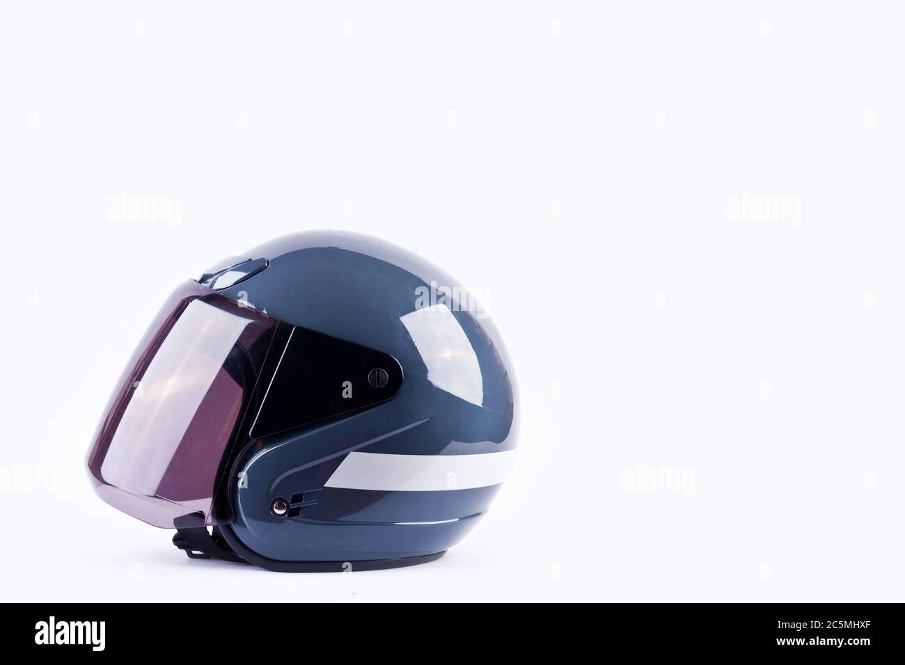 le casque de moto est un équipement de sécurité sur fond blanc, un objet de sécurité de casque isolé Banque D'Images