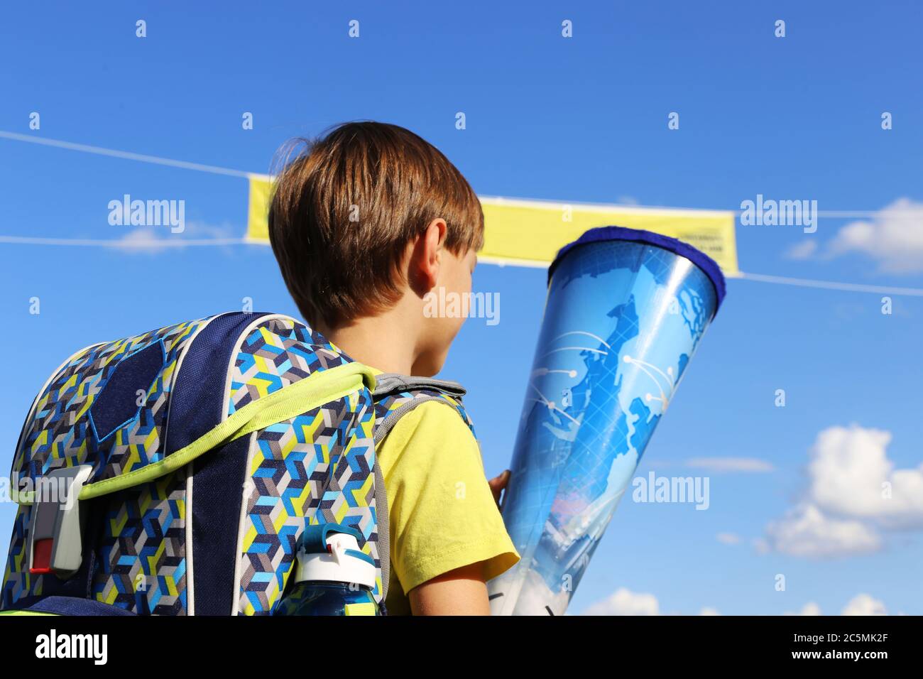 Garçon sur son chemin à son premier jour d'école, modèle libéré Banque D'Images