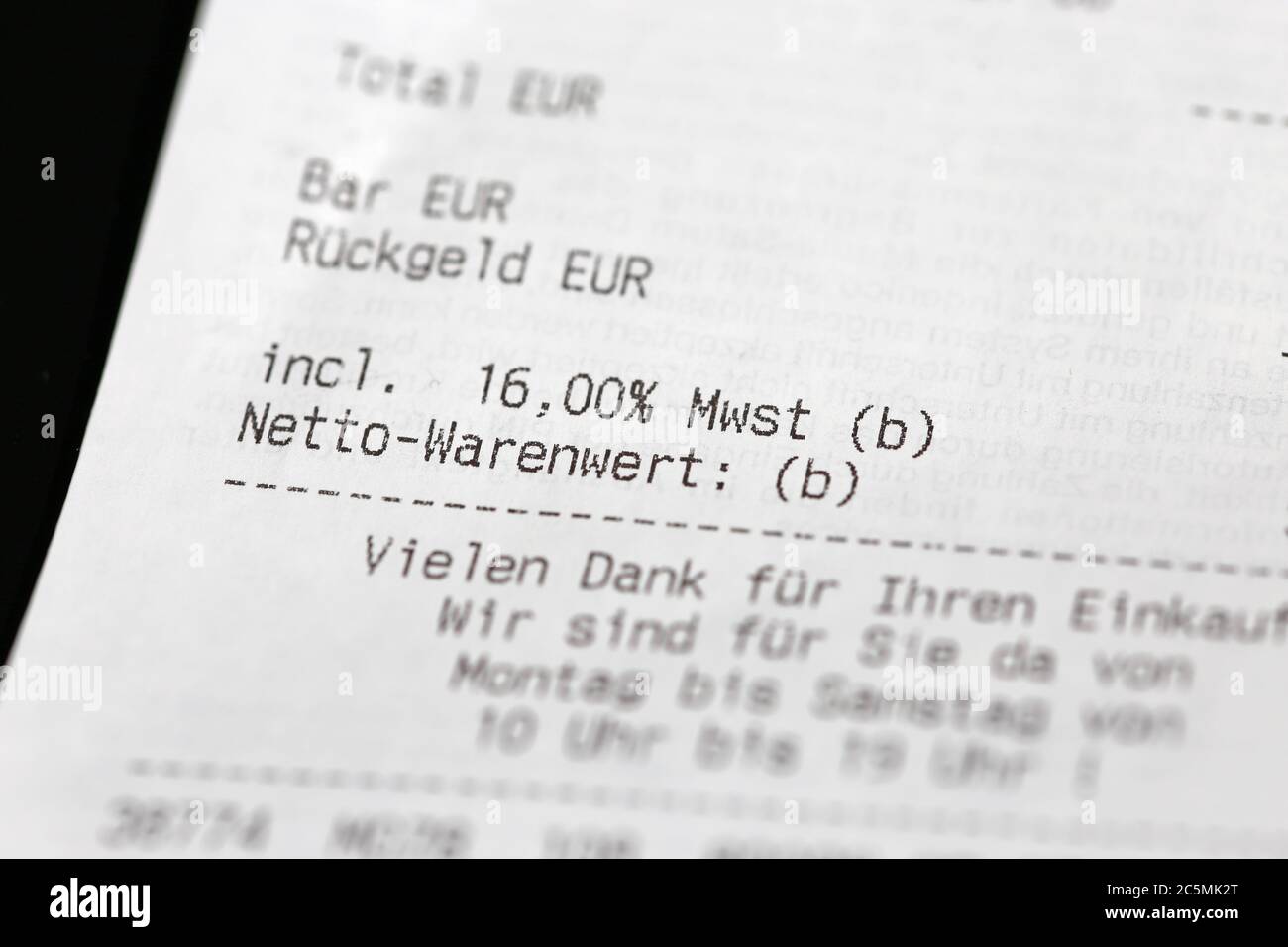 Nahaufnahme von einem Kassenbon mit der aufgrund der Coronakrise auf sechzehn Prozent gesenkten Mehrwertsteuer in Deutschland Banque D'Images
