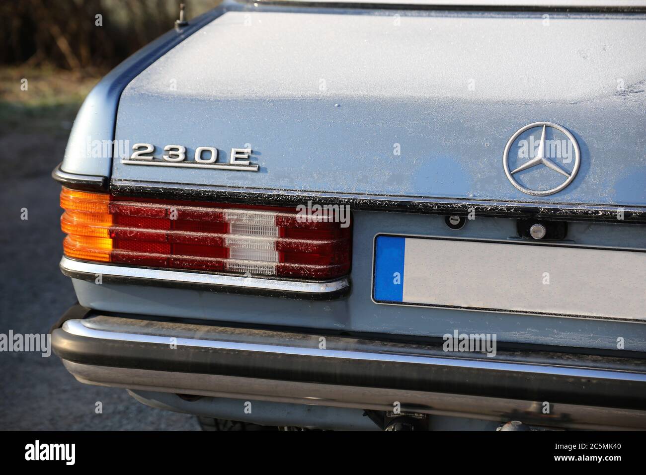 Vue détaillée d'une vieille Mercedes de la légendaire série W-123, construite entre 1976 et 1985 (usage éditorial uniquement) Banque D'Images