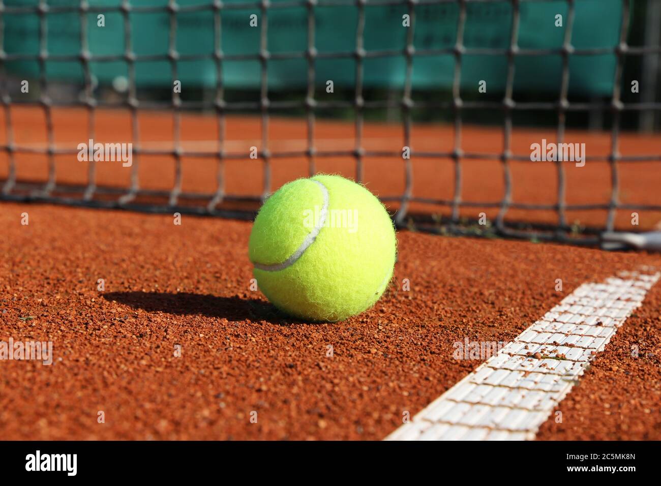 Symbolbild: Tennisplatz mit ball und Netz, Nahaufnahme Banque D'Images