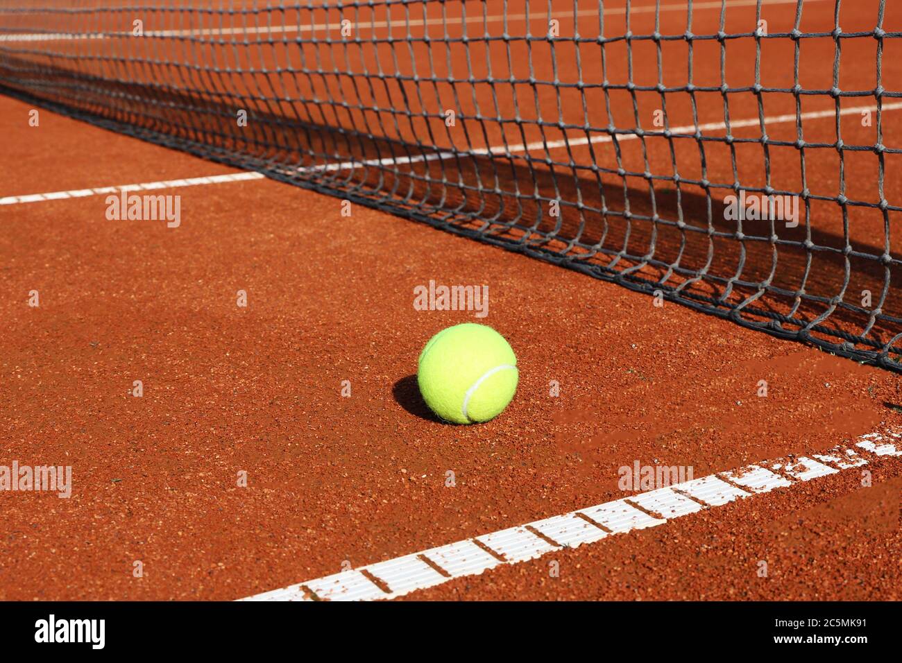 Symbolbild: Tennisplatz mit ball und Netz, Nahaufnahme Banque D'Images