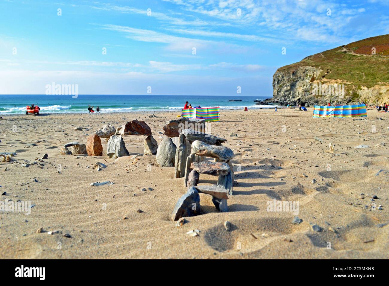 Mini Henge sur la plage de Porthtowa, Cornwall, Royaume-Uni Banque D'Images