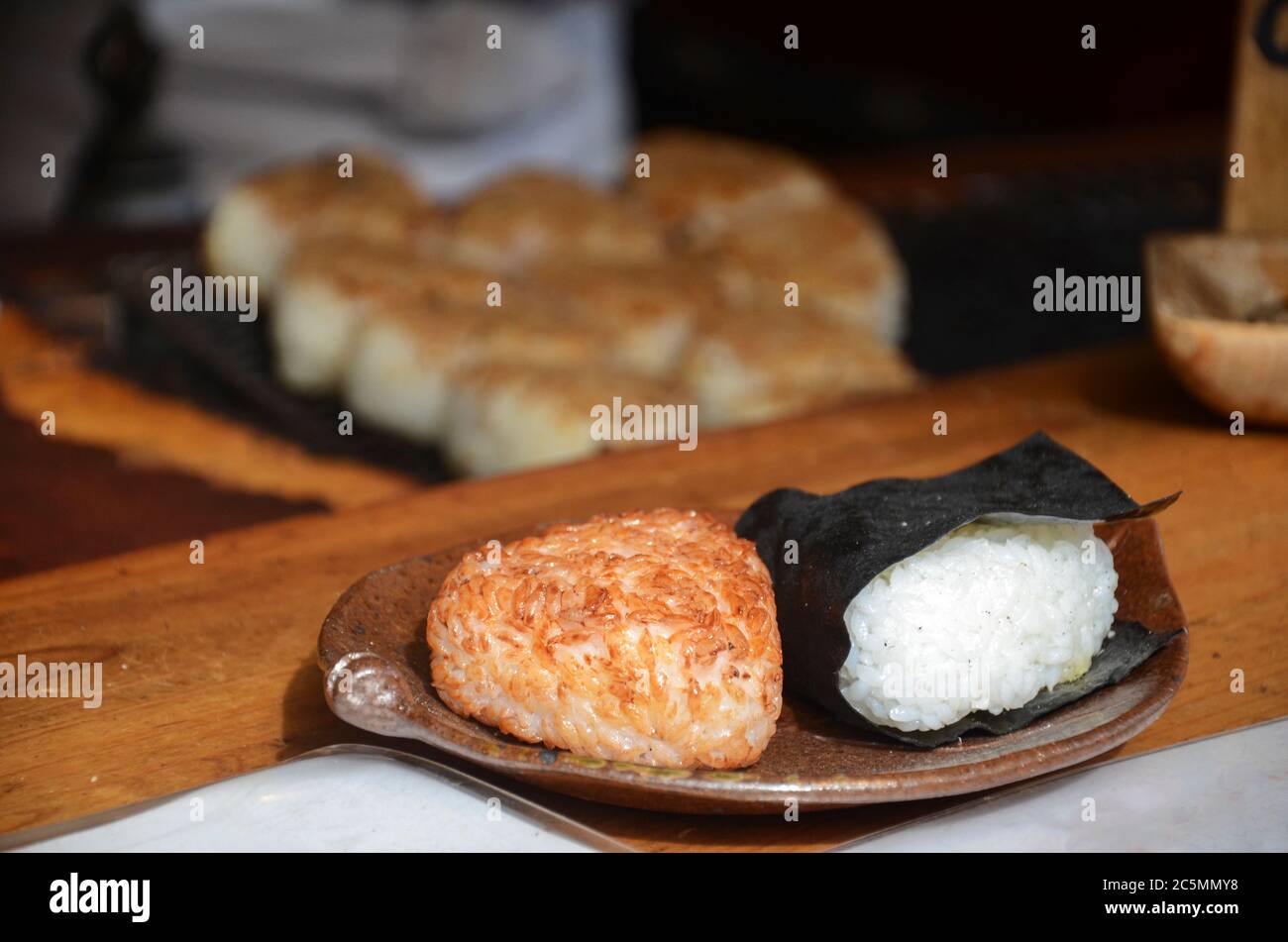 Yaki-Onigiri, boules de riz traditionnelles japonaises grillées aux algues Banque D'Images