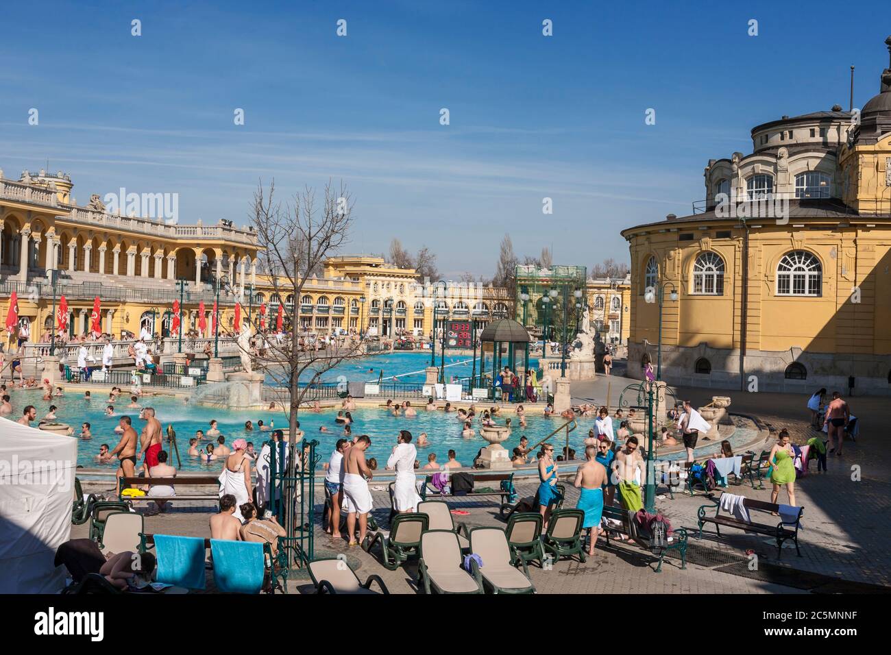 Piscines extérieures à l'établissement thermal Széchenyi, Városliget, Budapest, Hongrie : populaires au début de mars ! Banque D'Images