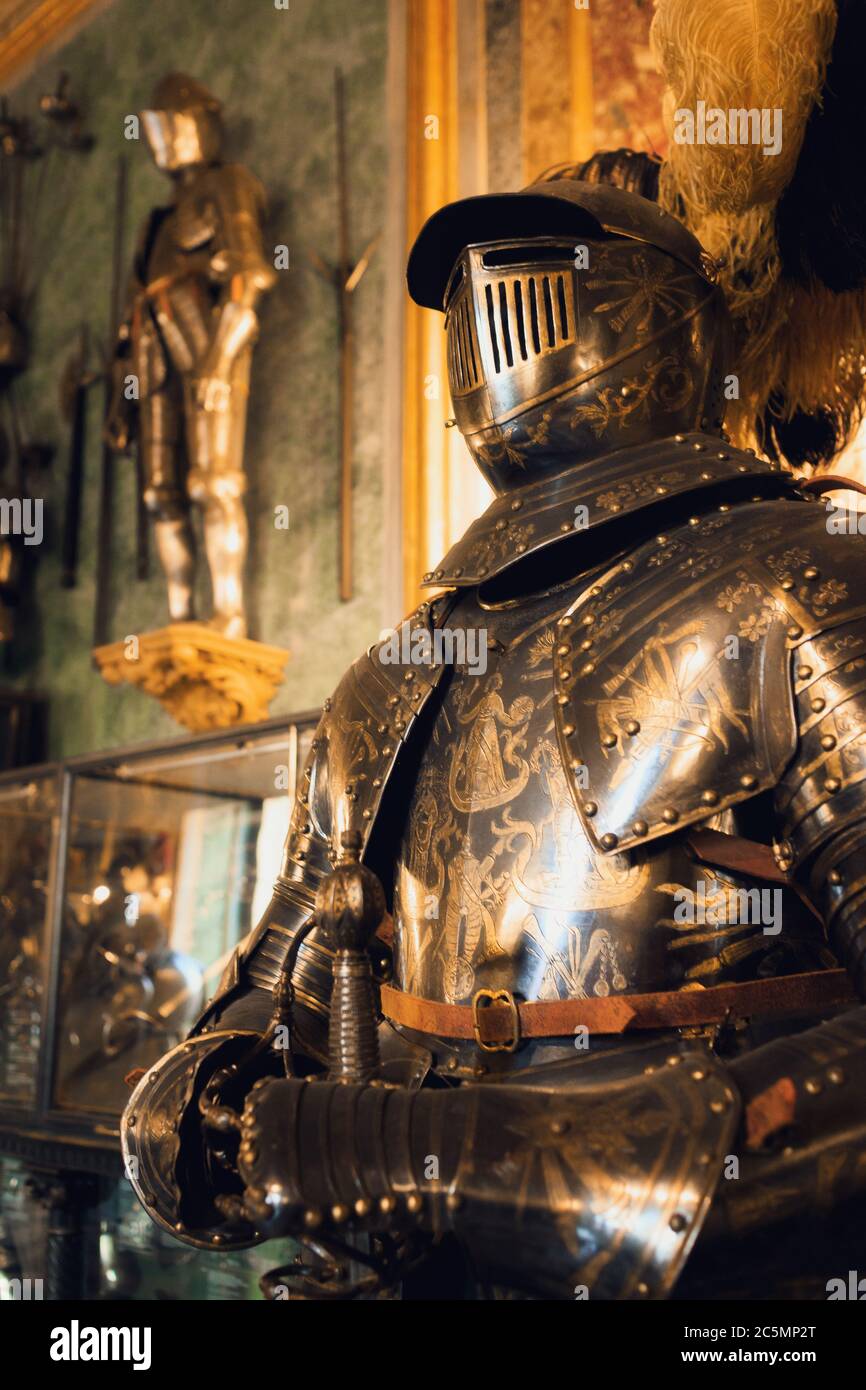 Armure pleine plaque antique de Renaissance avec casque en plumed et décorations Banque D'Images