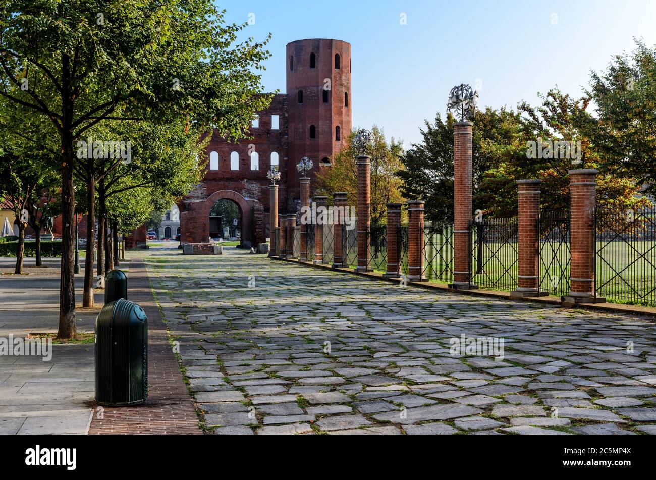 Vestiges de la porte Palatina, ancienne entrée de Turin (Italie). Le portail Palatina a été construit pendant l'âge romain au premier siècle avant Jésus-Christ Banque D'Images