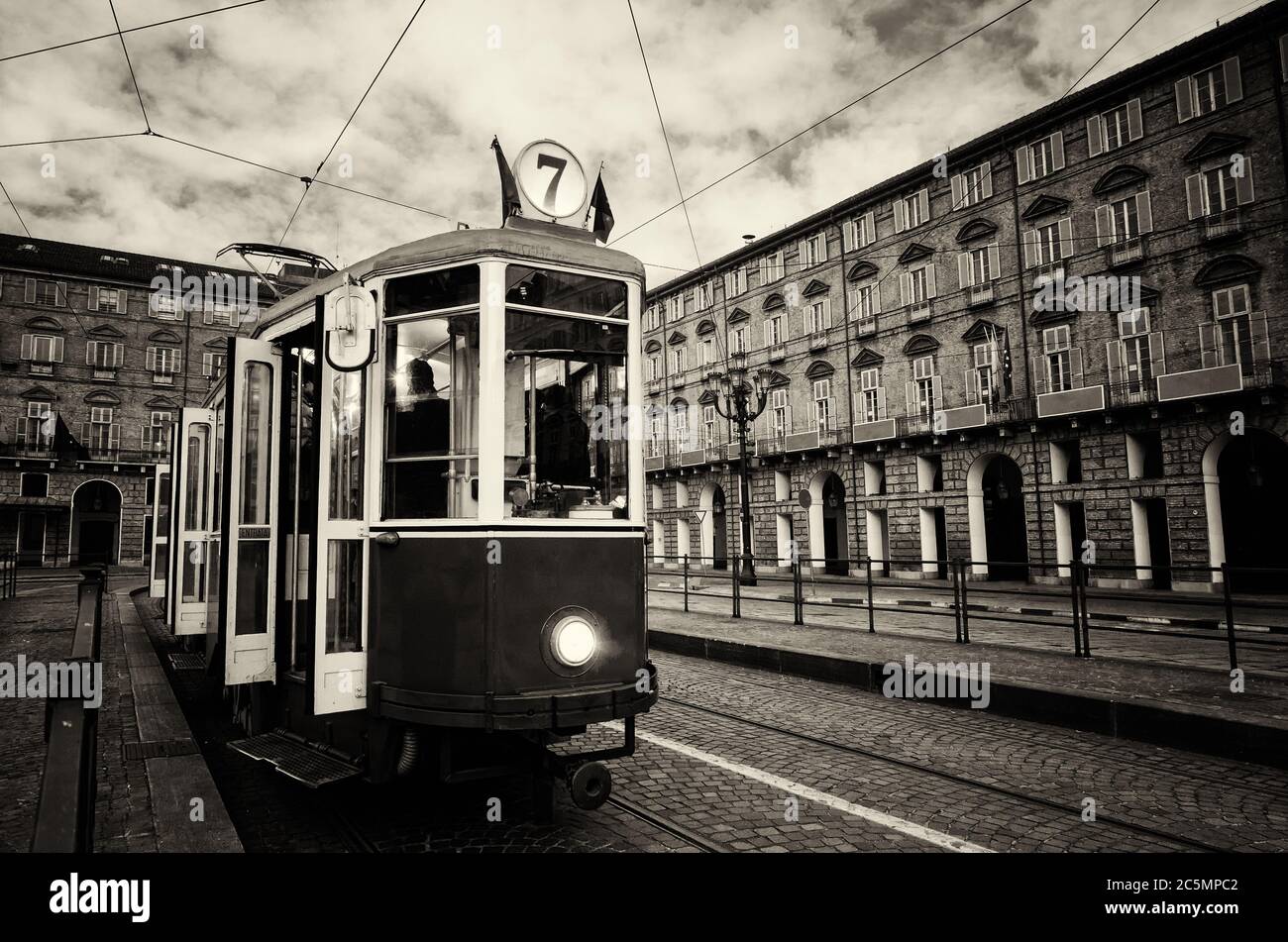 Arrêts de tramway historiques sur la Piazza Castello, place principale de Turin (Italie) Banque D'Images