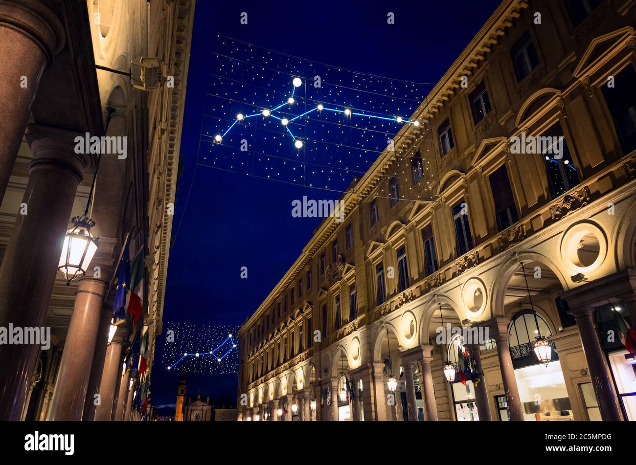 Via Roma, rue commerçante principale de Turin (Piémont, Italie) illuminée la nuit Banque D'Images