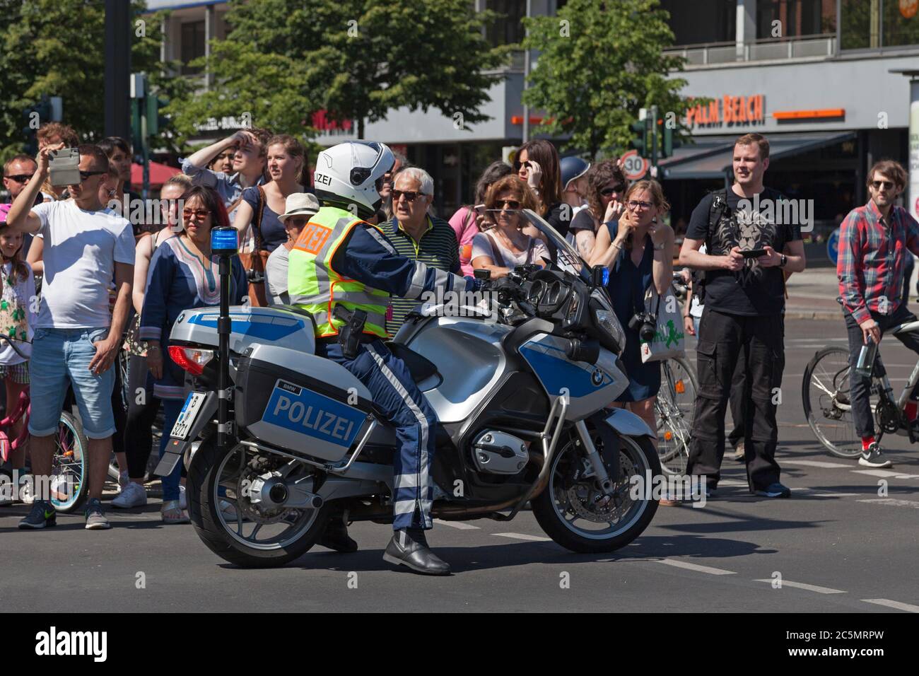 Berlin, Allemagne - juin 01 2019 : policier sur sa moto qui contrôle la foule dans le centre-ville. Banque D'Images