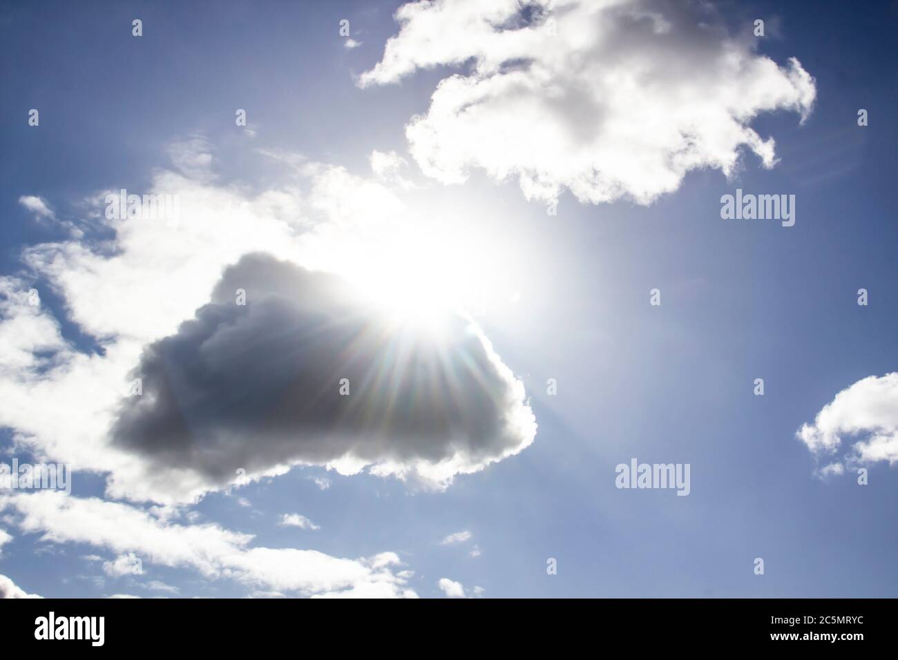 Nuages dans le ciel bleu avec une lumière du soleil. Une lumière miracle de Dieu contre fond. Motif des nuages dans le ciel. Banque D'Images