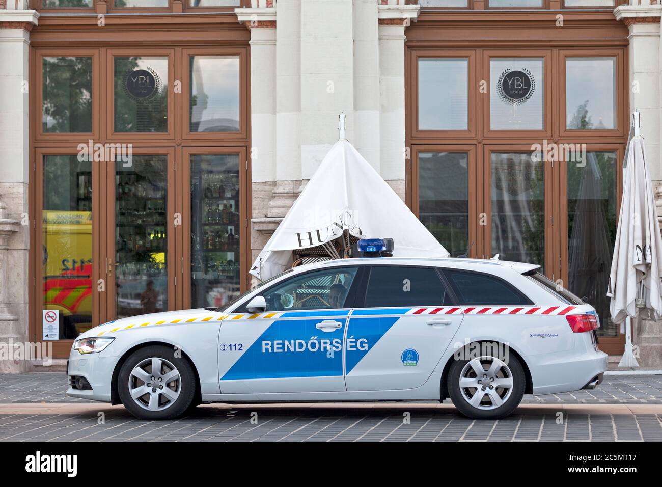 Budapest, Hongrie - juin 21 2018 : voiture de police (Rendőrség) garée dans le centre-ville. Banque D'Images