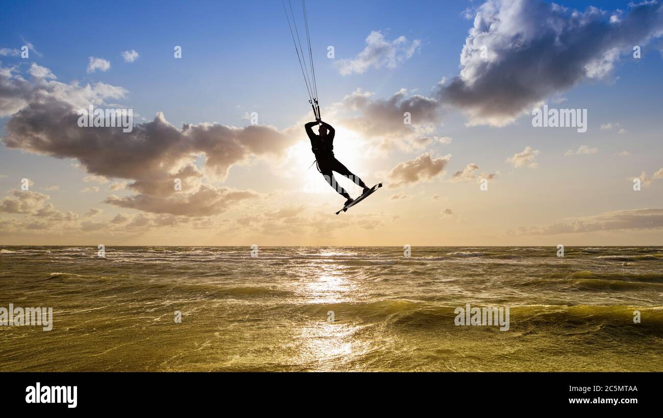 saut de kitesurfer contre un coucher de soleil Banque D'Images