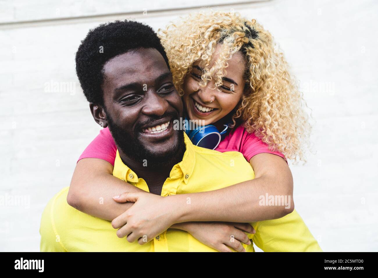 Couple africain ayant du plaisir en plein air dans la visite de la ville - les jeunes amoureux de profiter du temps ensemble pendant le voyage de vacances - Amour, mode, voyage et relati Banque D'Images