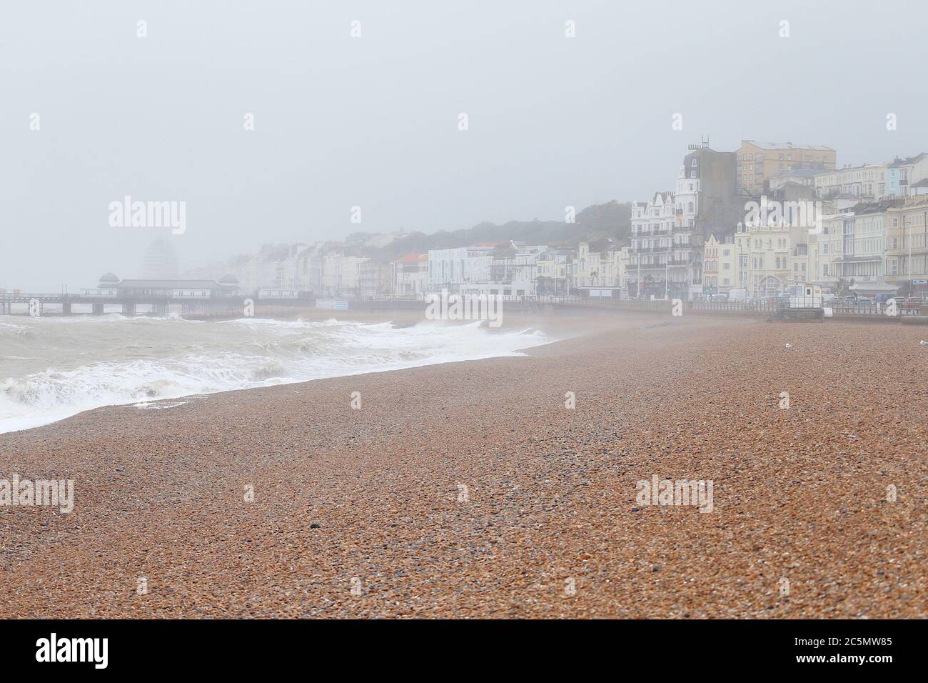 Hastings, East Sussex, Royaume-Uni. 04 juillet 2020. Météo au Royaume-Uni : fortes pluies et conditions de vent torrentielles attendues aujourd'hui à Hastings, dans l'est du Sussex. Crédit photo : Paul Lawrenson/Alay Live News Banque D'Images