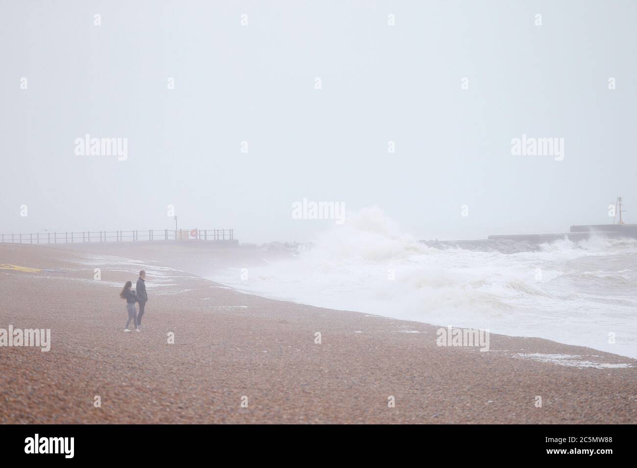 Hastings, East Sussex, Royaume-Uni. 04 juillet 2020. Météo au Royaume-Uni : fortes pluies et conditions de vent torrentielles attendues aujourd'hui à Hastings, dans l'est du Sussex. Crédit photo : Paul Lawrenson/Alay Live News Banque D'Images