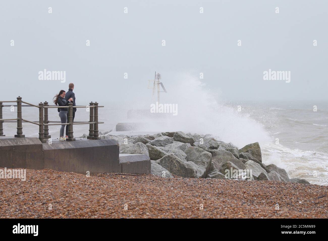 Hastings, East Sussex, Royaume-Uni. 04 juillet 2020. Météo au Royaume-Uni : fortes pluies et conditions de vent torrentielles attendues aujourd'hui à Hastings, dans l'est du Sussex. Crédit photo : Paul Lawrenson/Alay Live News Banque D'Images